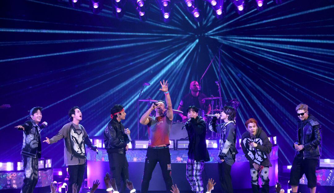 Chris Martin apostará por "Butter" de BTS en los Grammy. 