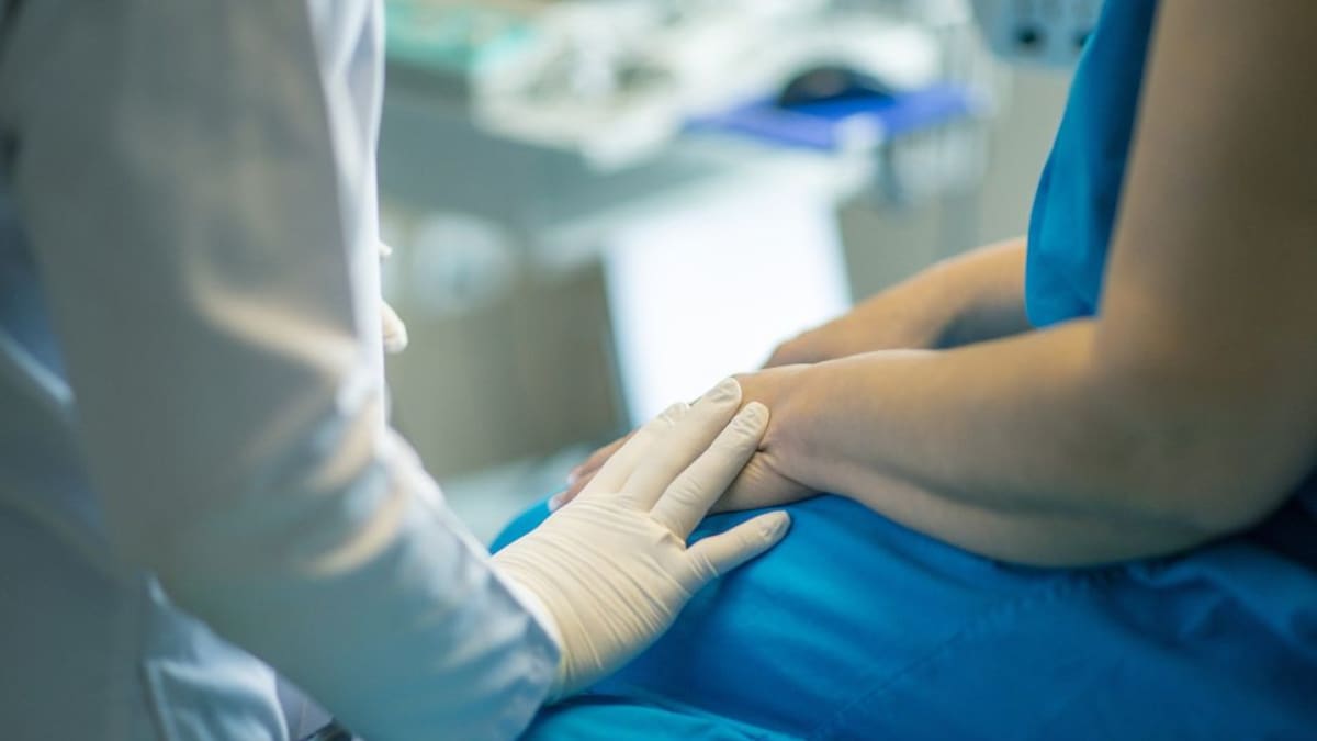 Paciente y su médico se rencuentran después de un transplante de riñón