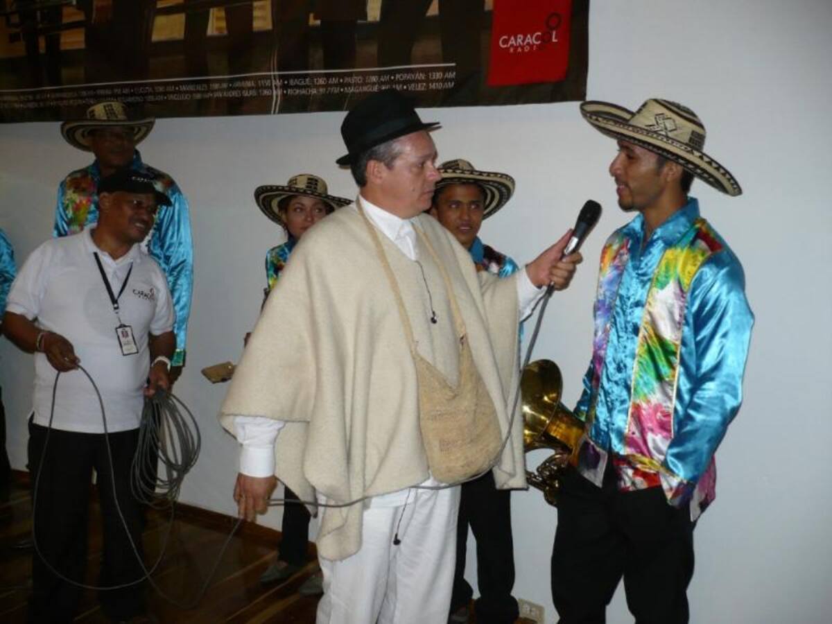 Darío Arizmendi y su equipo desde la heroica, mostrando lo mejor de la ciudad y sus gentes. Foto: Caracol Radio.