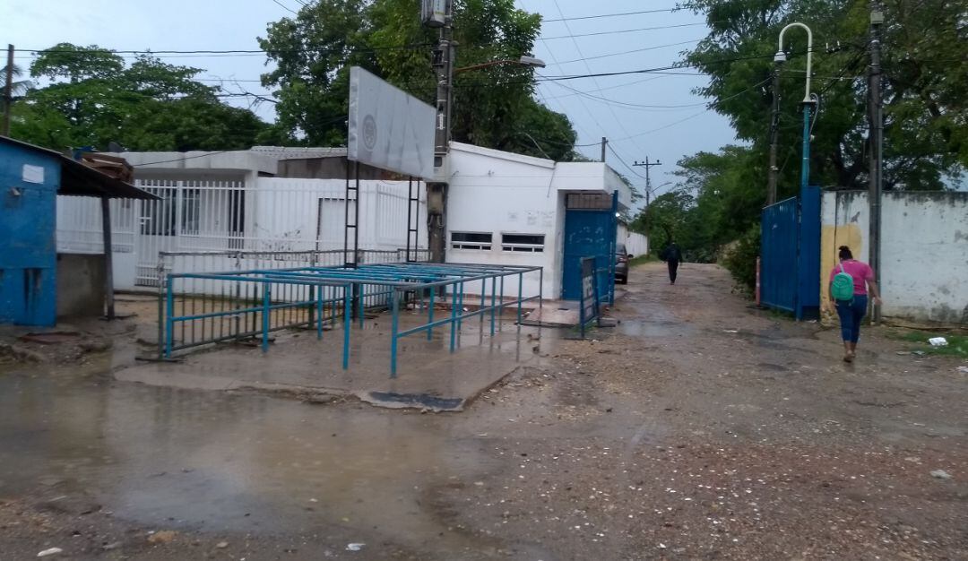 El procesado es señalado de hurtarle las pertenencias a un hombre en un establecimiento y luego enfrentarse a tiros con la Policía