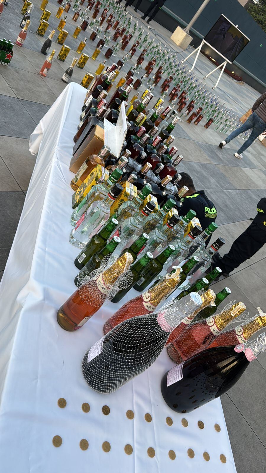 Bogotá hace frente a los expendedores de licor adulterado: más de 2 mil botellas fueron incautadas