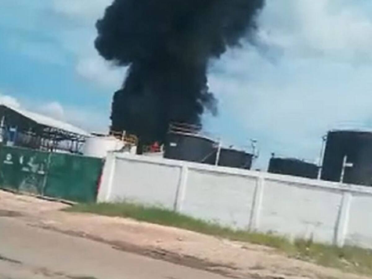 Bomberos controlaron incendio en Zona Franca La Candelaria en Cartagena