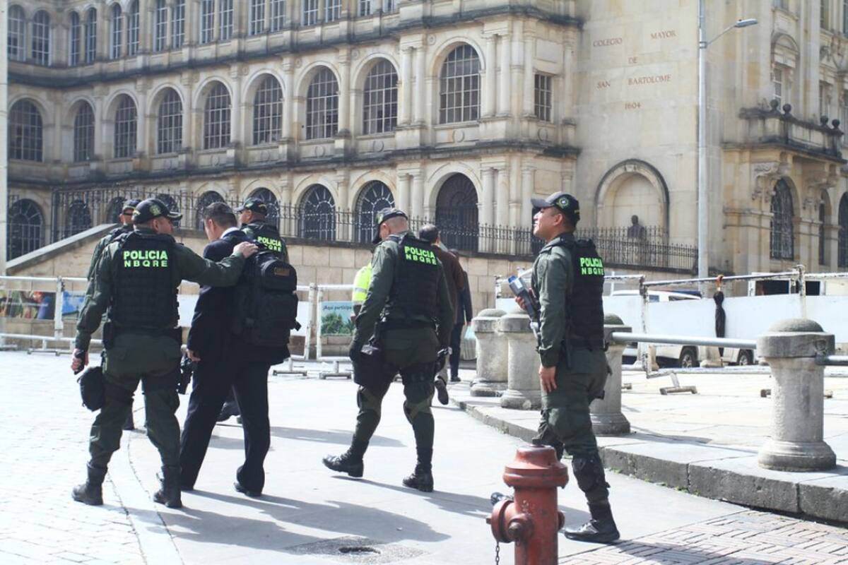 La ceremonia comenzará con el himno nacional, interpretado por la cantante Cecilia Silva Caraballo, del grupo cartagenero Tambores del Cabildo, y acto seguido se dará la firma.