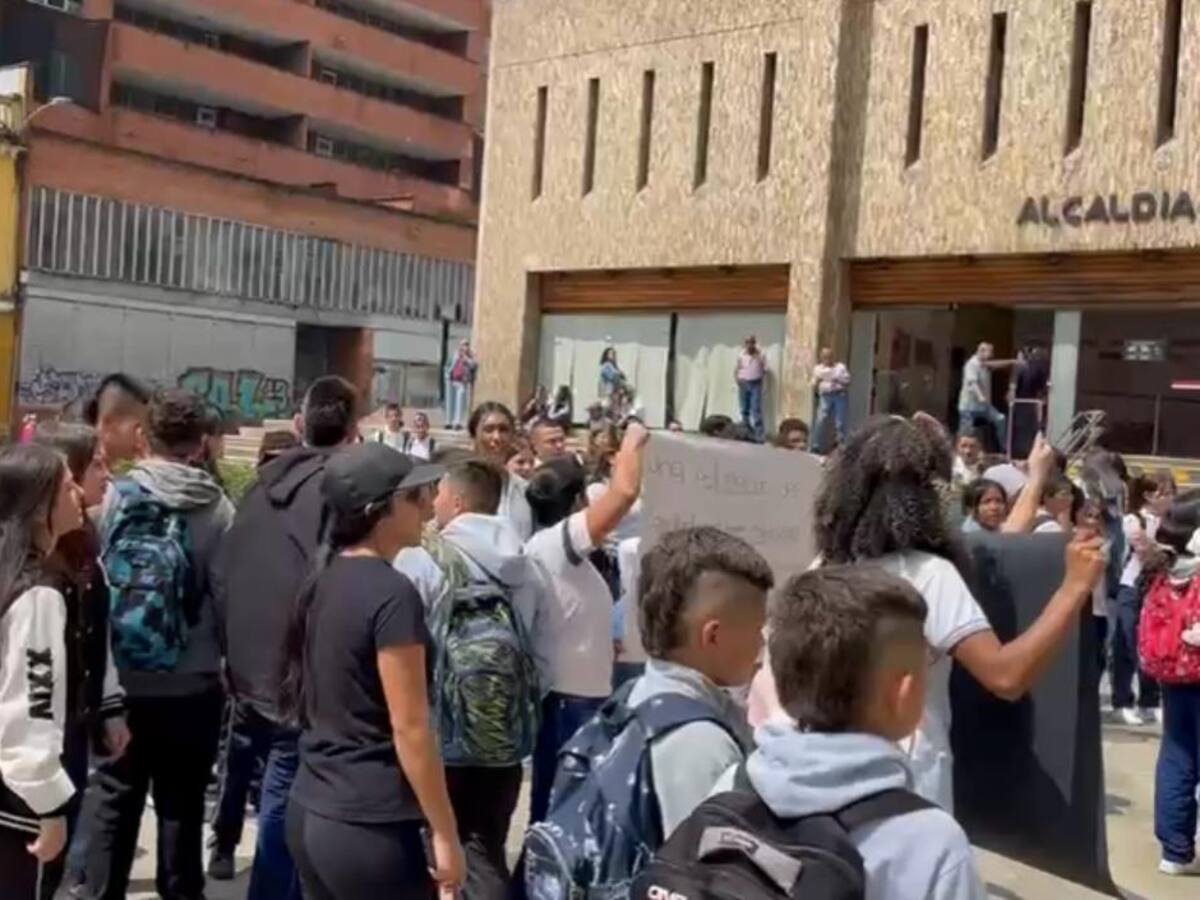 Estudiantes y docentes del colegio Siete de Agosto de Manizales exigen condiciones dignas