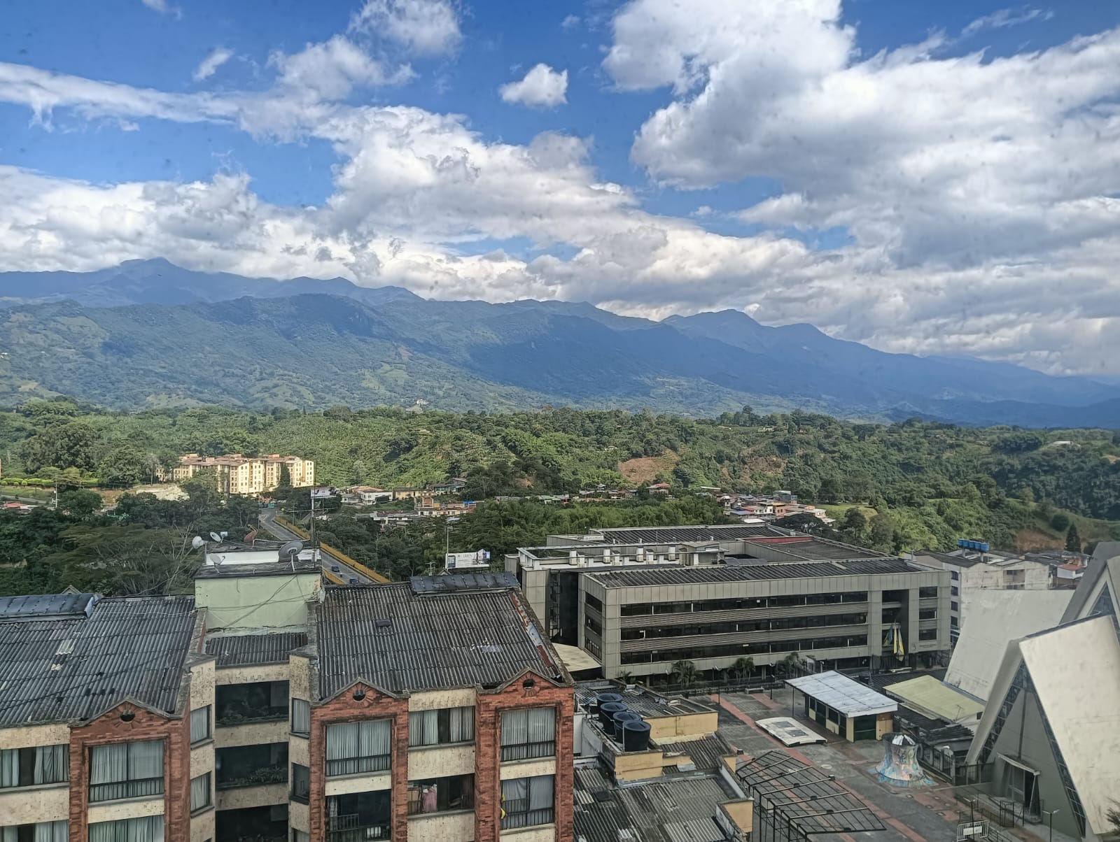 Hermosos paisajes de Armenia y el Quindío desde el ascensor panorámico de la gobernación del Quindío. Foto Adrián Trejos