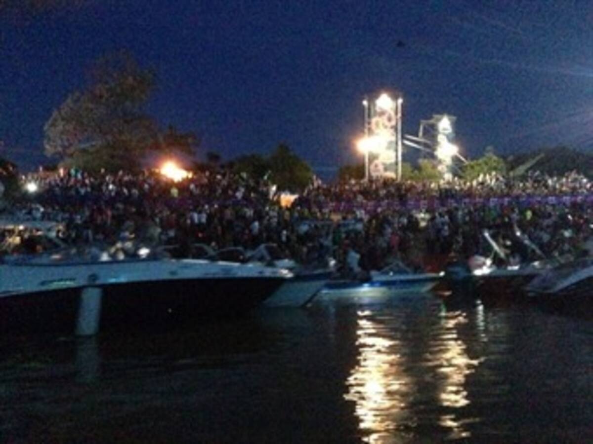 Lleno total en el Río Sinú para ver a Juanes Loco de amor por Colombia