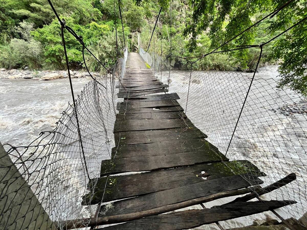 VIDEO: Niños arriesgan su vida cruzando un puente que comunica a Santander con Boyacá