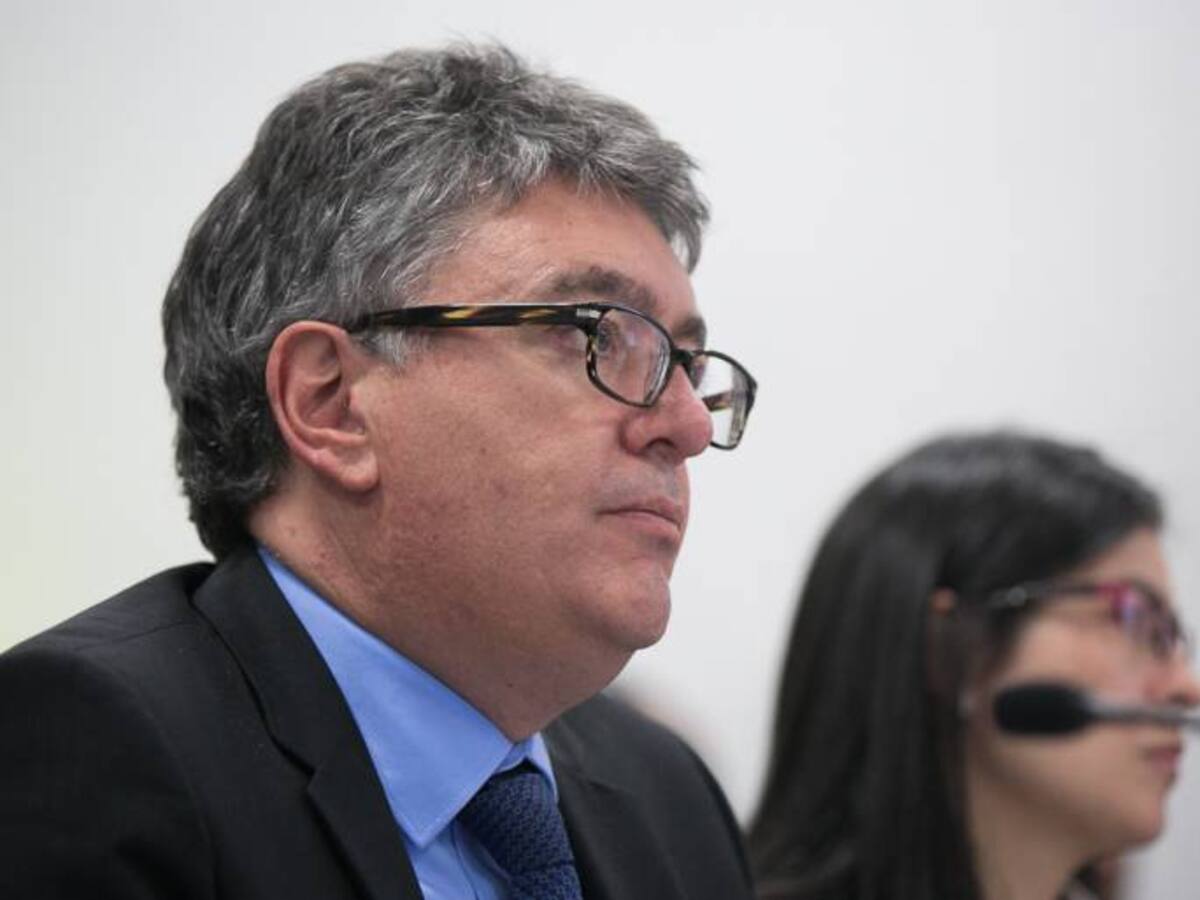 Alza salarial a congresistas es ordenada en la Constitución: MinHacienda