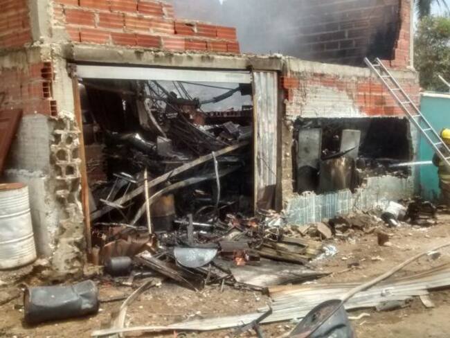 Bodega de reciclaje,destruida por un incendio, que fue provocado por manos criminales, según su propietario Mauro Londoño en el barrio Siape