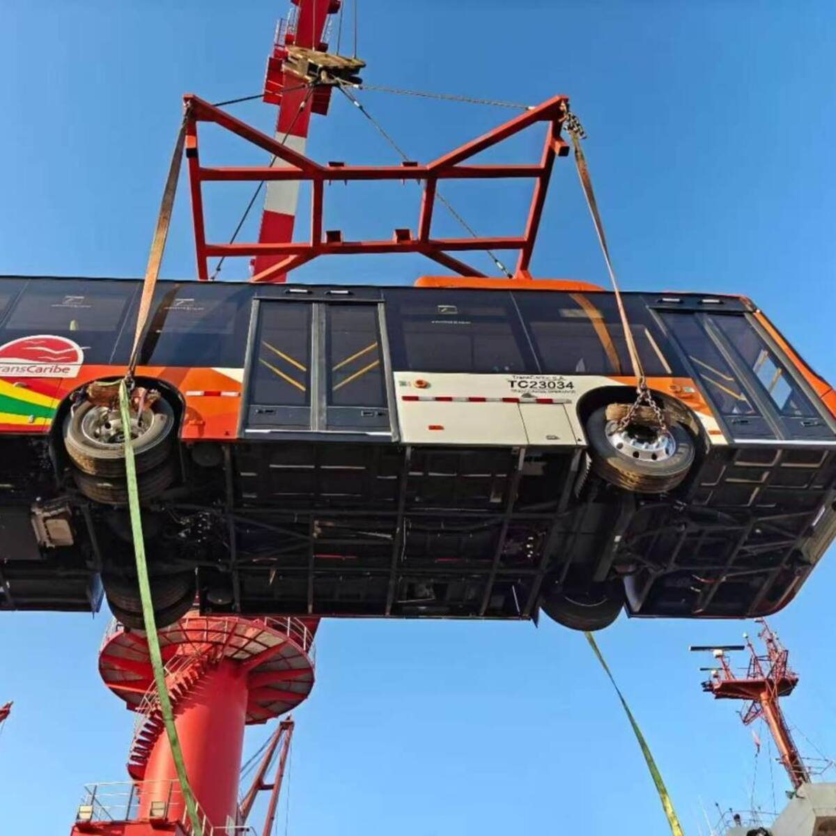 Salió otro lote de buses de Transcaribe hacia Colombia para completar 55 nuevos en 2026