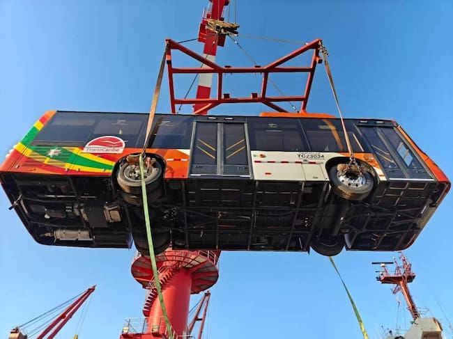 Salió otro lote de buses de Transcaribe hacia Colombia para completar 55 nuevos en 2026