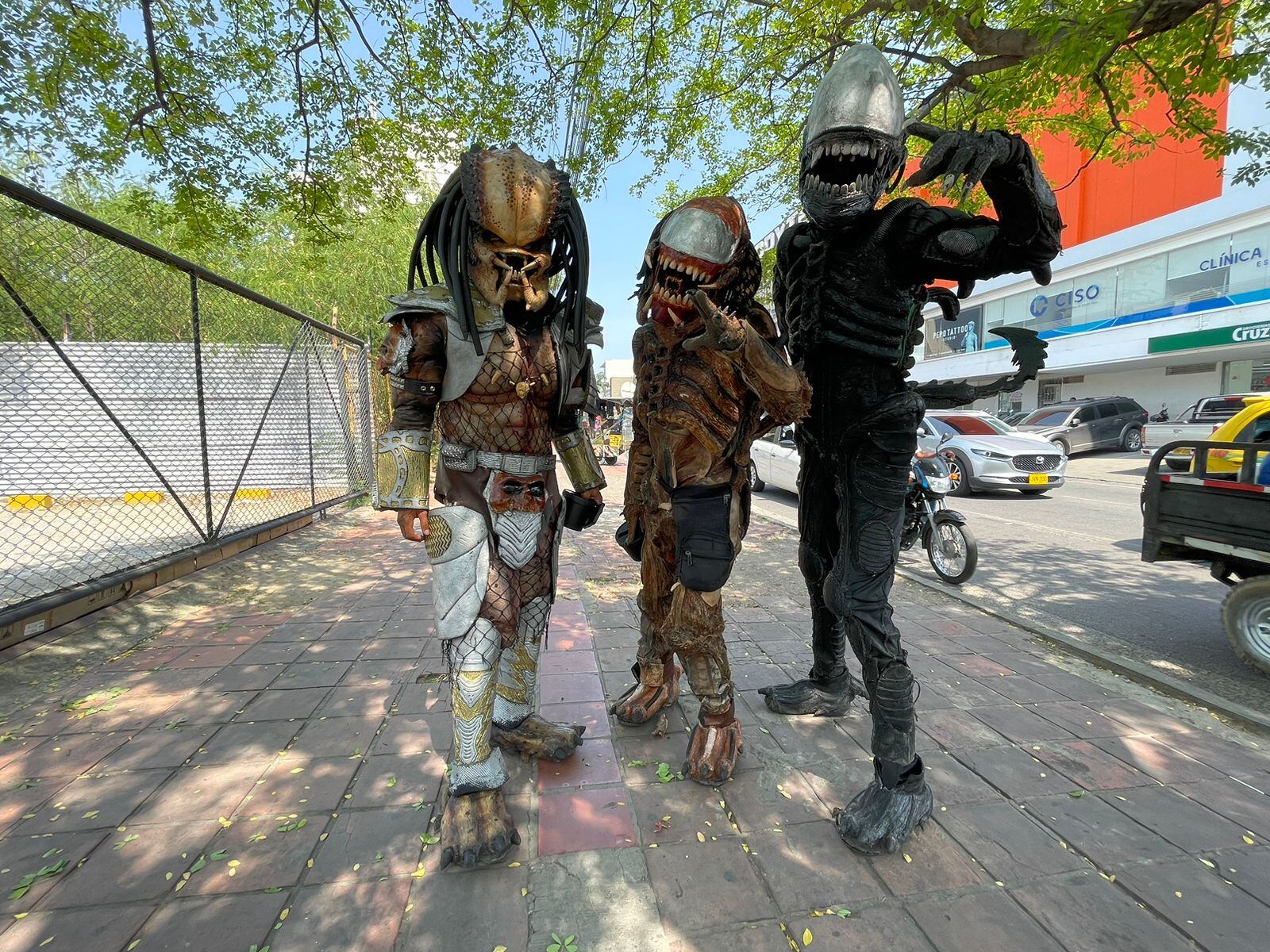 Tres jóvenes recorren el país vestidos de Depredador vs Alien