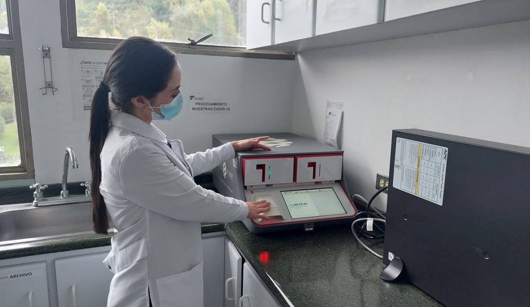 Destacan manejo de equipos de diagnóstico para el coronavirus. Crédito: Territorial de Salud de Caldas.