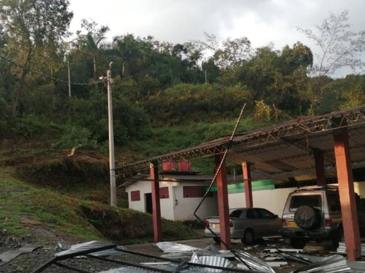 Un vendaval se llevó los techo de las casas en El Peñón