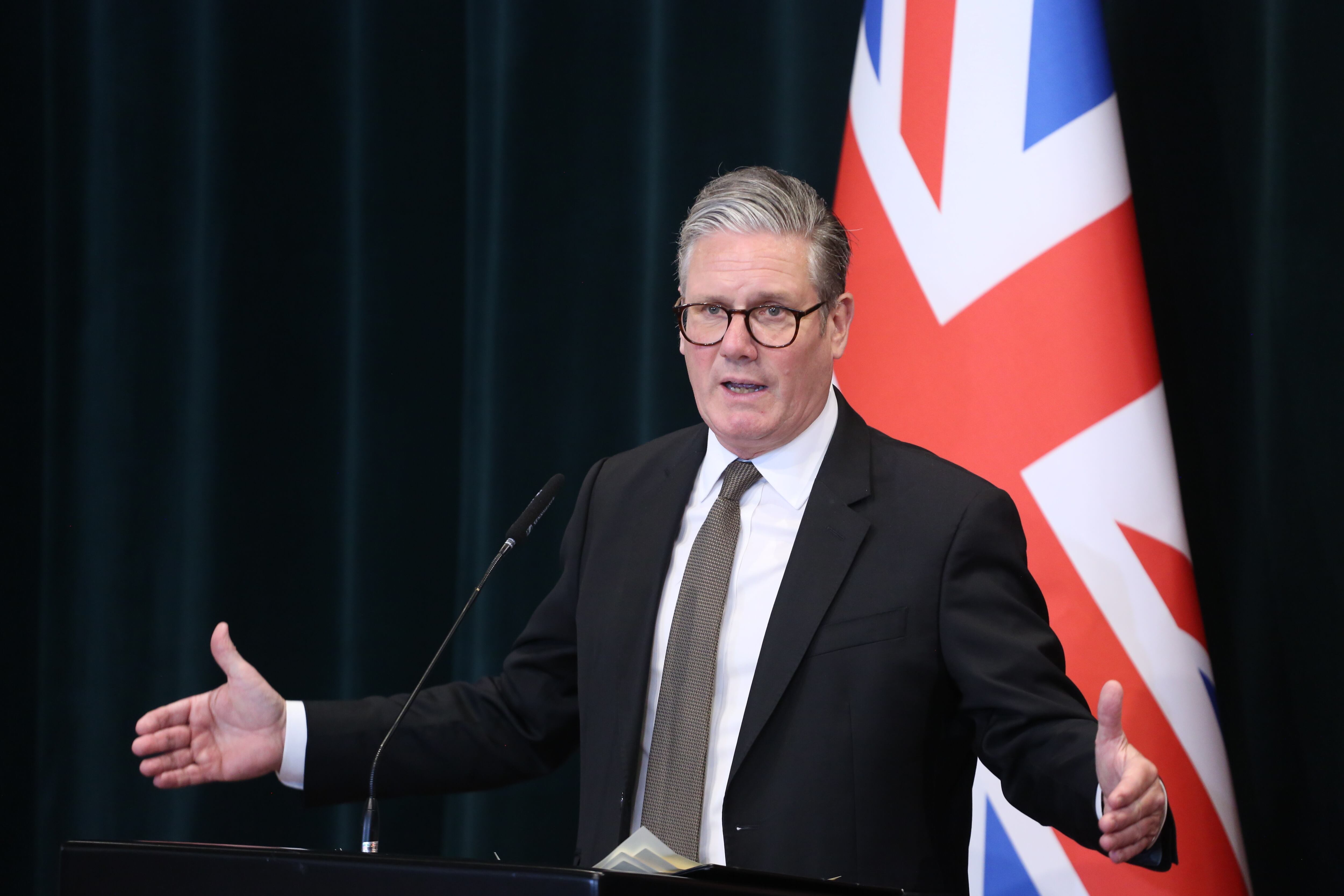 TIRANA (Albania), 15/05/2025.- British Prime Minister Keir Starmer speaks during a joint press conference with Albania's Prime Minister Edi Rama (not pictured) following their meeting in Tirana, Albania, 15 May 2025. Starmer visits Albania to announce stronger joint measures against migrant smuggling, including enhanced intelligence sharing, forensic upgrades, and expanded regional cooperation. (Reino Unido) EFE/EPA/MALTON DIBRA