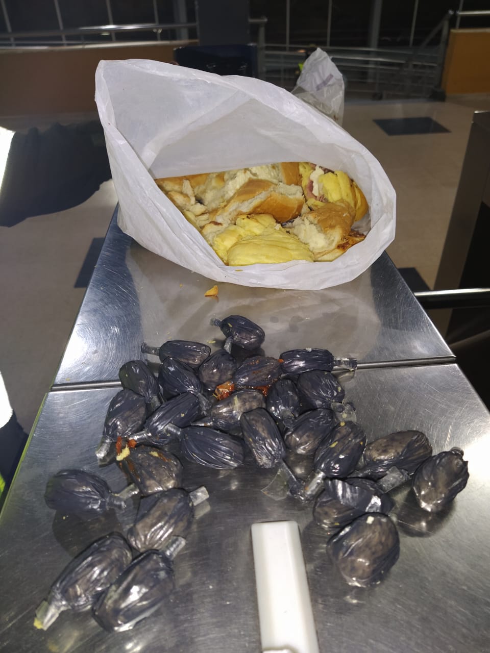 Panes que contenían droga para ser vendida en Suba por menores de edad. Foto: Policía de Bogotá