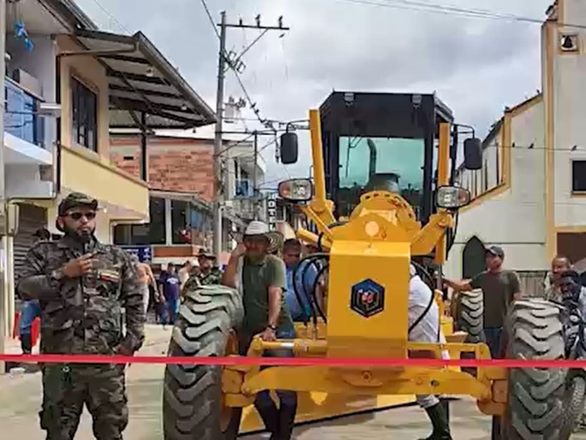 Disidencias participaron en la entrega de maquinaria amarilla en el Cañón del Micay en Cauca