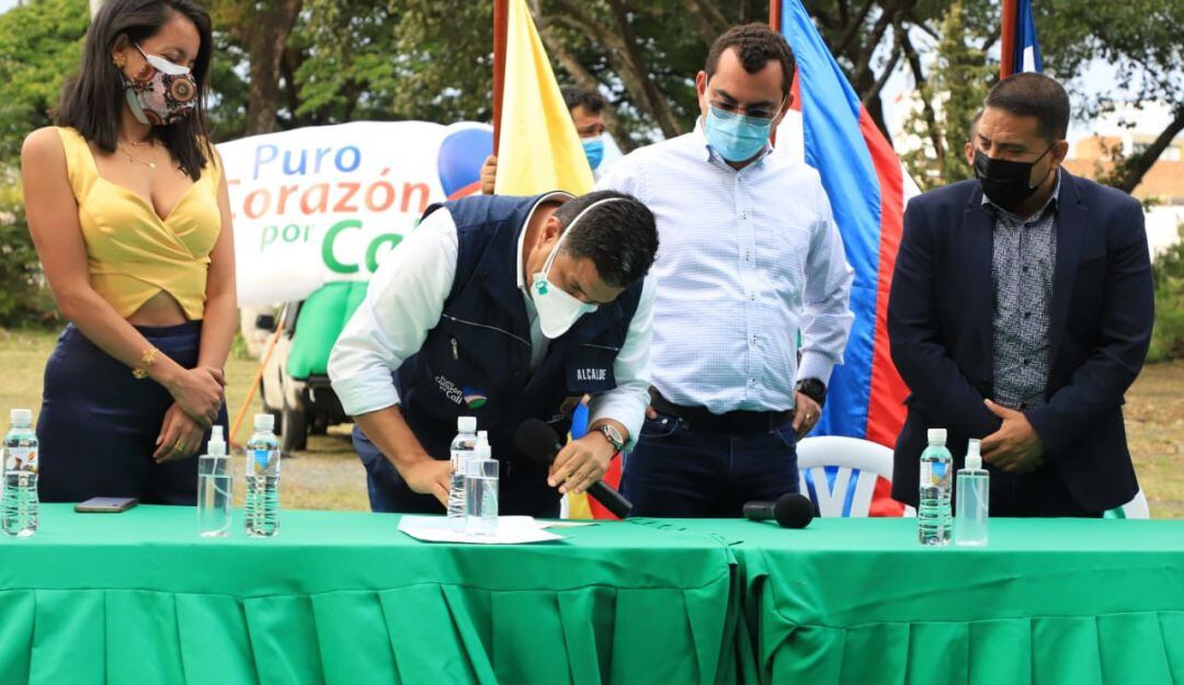 Firma de la compra del lote del Club San Fernando