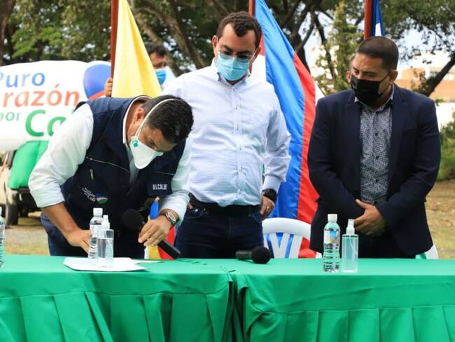 Firma de la compra del lote del Club San Fernando