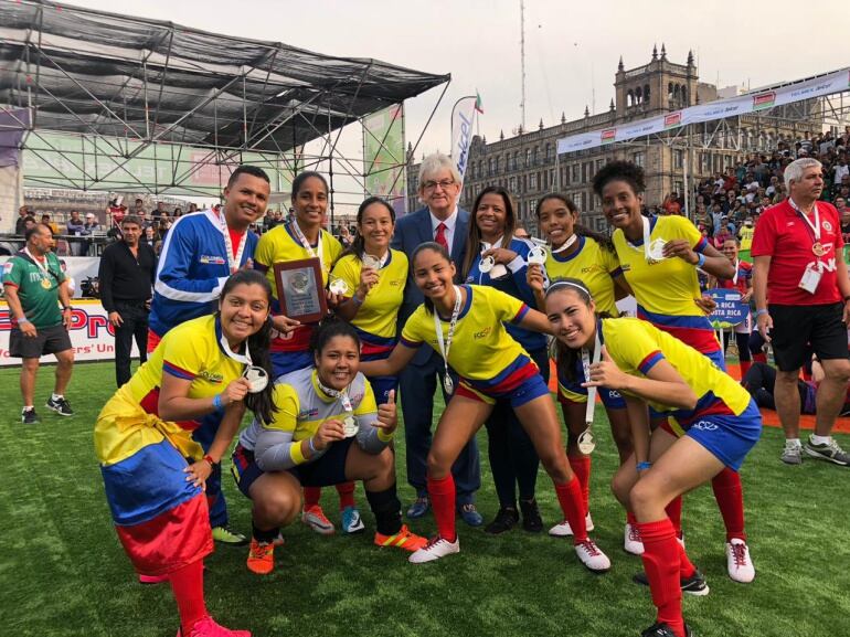 Equipo femenino en representación de Colombia.