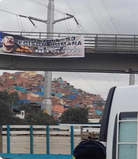 Pancarta de las disidencias de las Farc fue colgada en un puente peatonal en Ciudad Bolívar