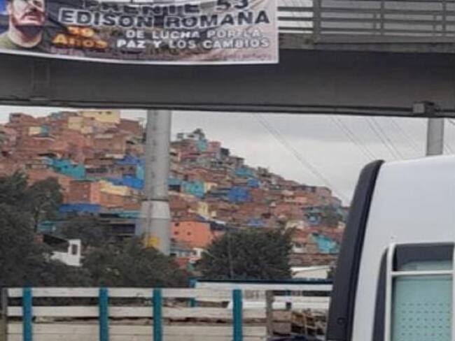 Pancarta de las disidencias de las Farc fue colgada en un puente peatonal en Ciudad Bolívar