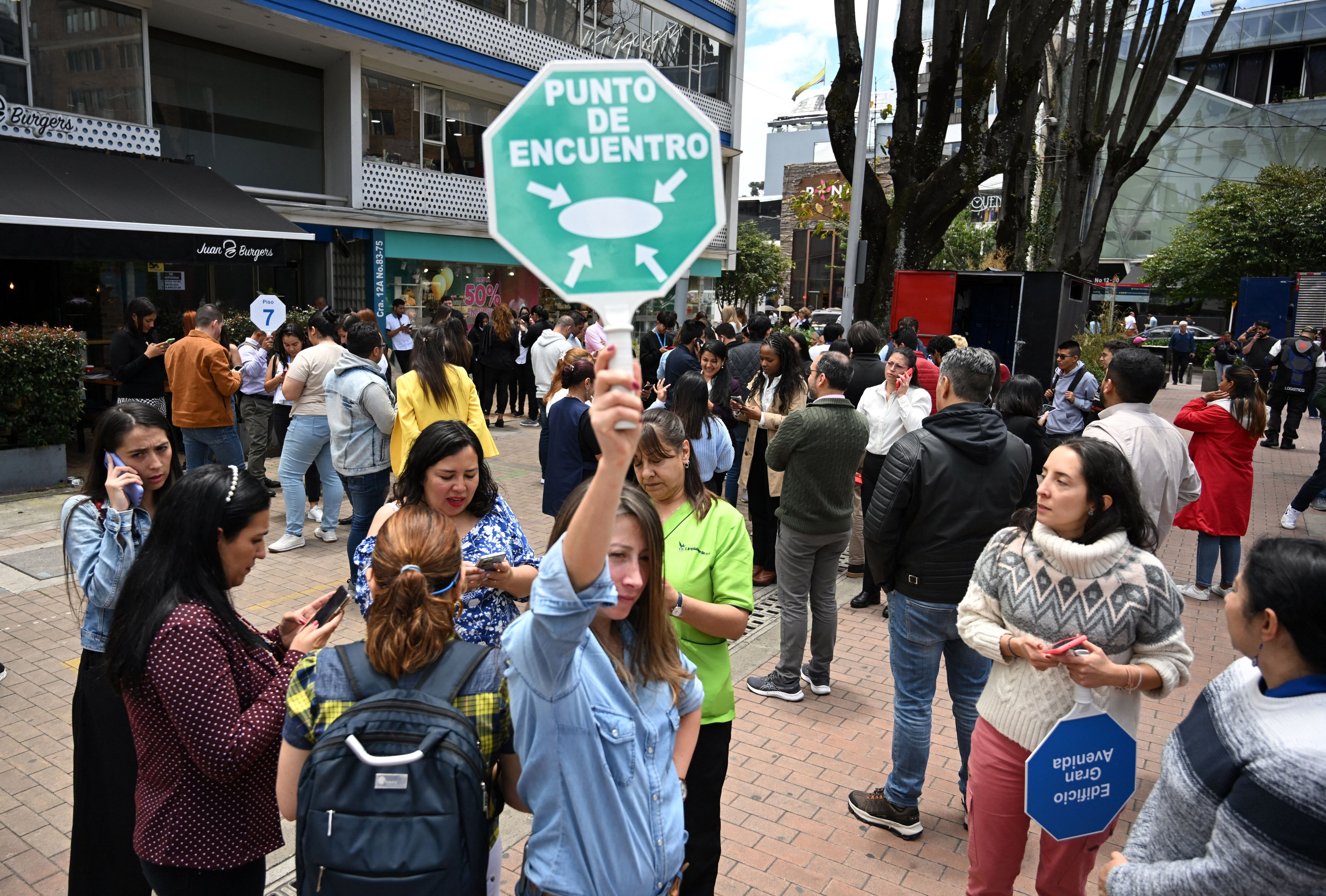 Evacuación en Bogotá tras terremoto de 6.1, el el 17 de agosto de 2023. (Foto de RAÚL ARBOLEDA/AFP vía Getty Images)