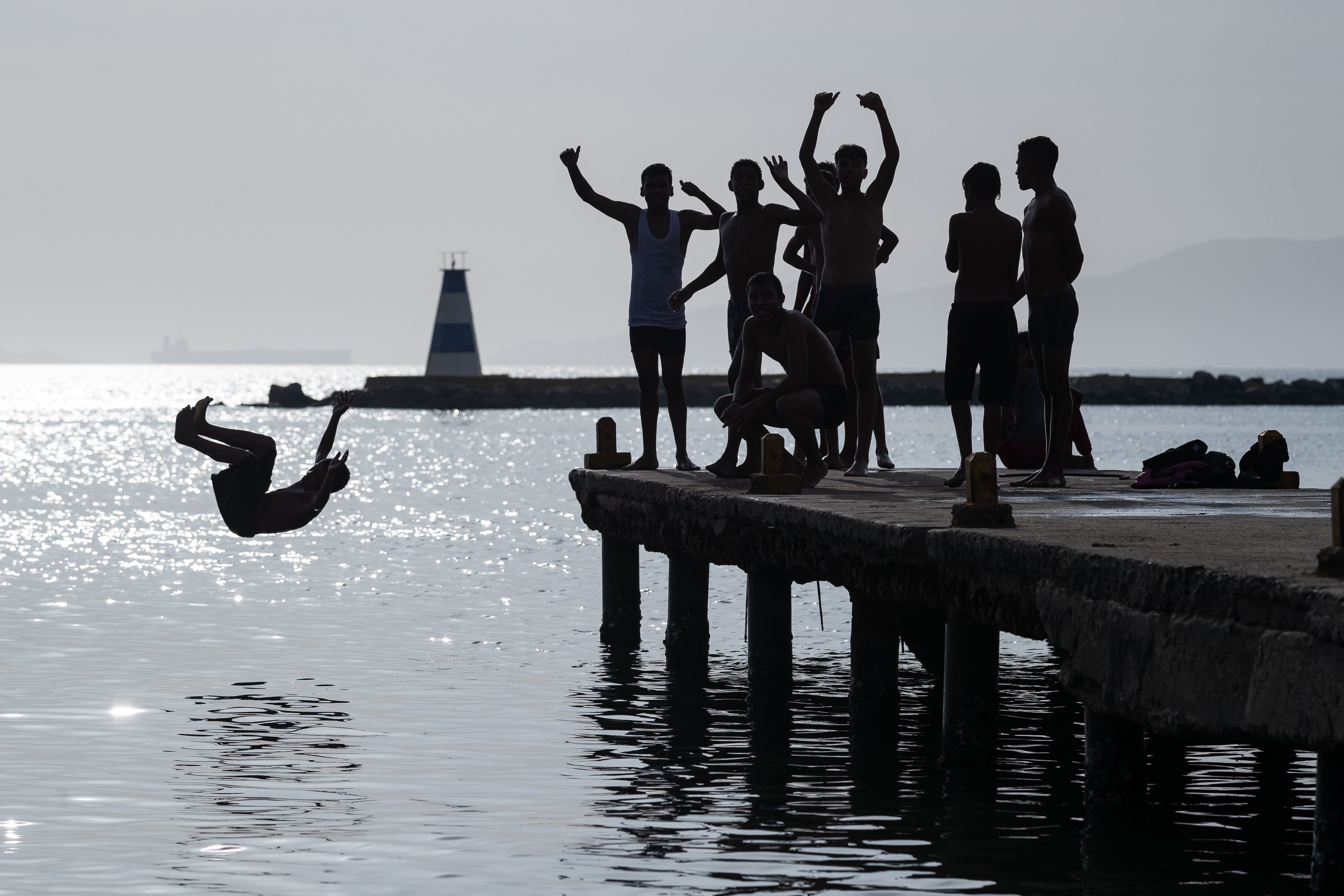 AME8490. ANZOATEGUI (VENEZUELA), 01/07/2024.- Jovénes juegan en una playa de Puerto la Cruz, el 21 de junio de 2024, en Anzoategui (Venezuela).