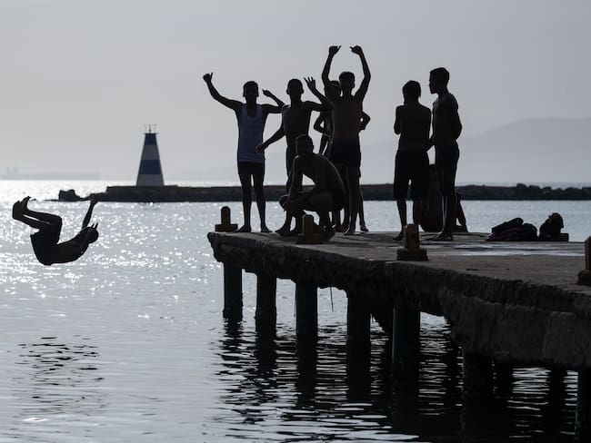AME8490. ANZOATEGUI (VENEZUELA), 01/07/2024.- Jovénes juegan en una playa de Puerto la Cruz, el 21 de junio de 2024, en Anzoategui (Venezuela).