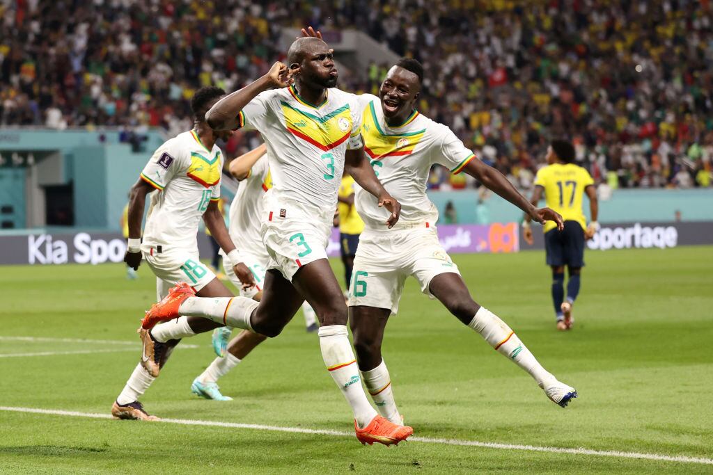 Kalidou Koulibaly celebra el gol de Senegal que le dio la clasificacón a octavos de final(Photo by Ryan Pierse/Getty Images)