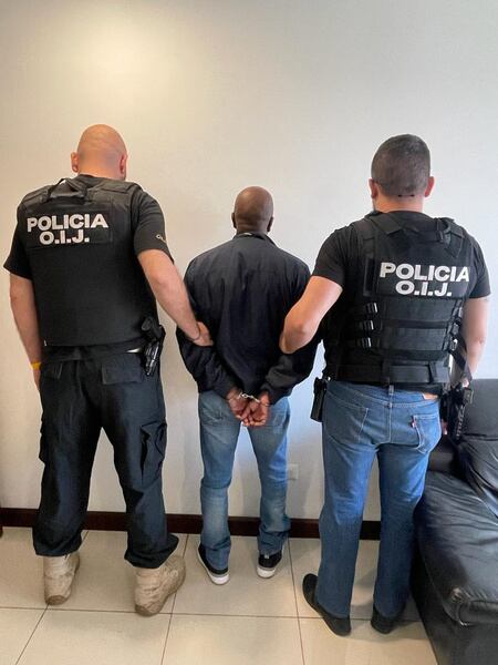 Una de las personas detenidas por las autoridades costarricenses en relación a la banda de narcotráfico que movía drogas de Colombia a Costa Rica.
(Foto: Cortesía Organismo de Investigación Judicial (OIJ) de Costa Rica )