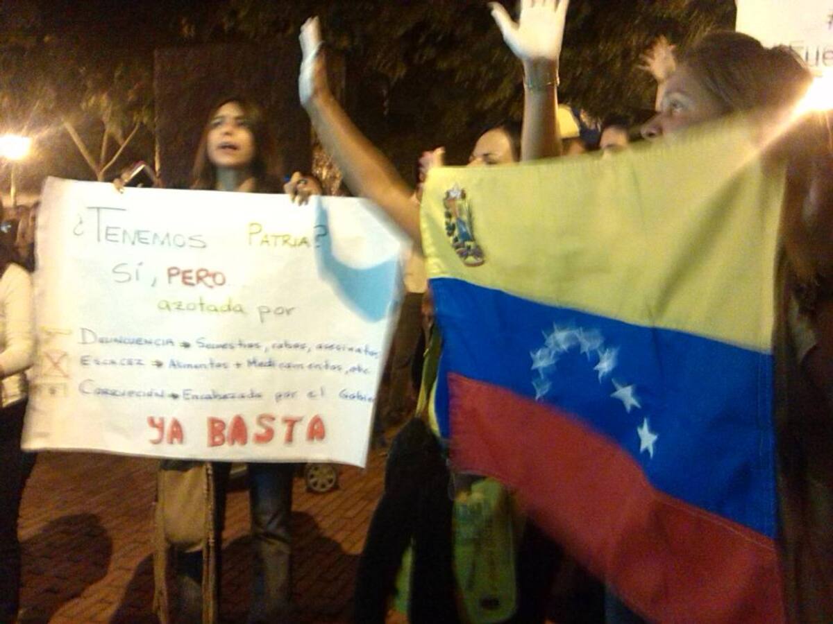 Decenas de venezolanos y colombianos que los apoyaban se manifestaron con pancartas en contra del Gobierno de Nicolás Maduro.