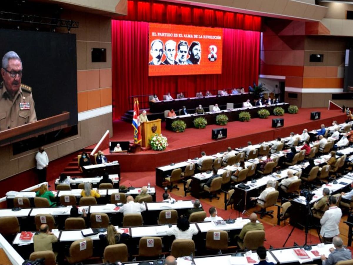 Raúl Castro abandona el liderazgo del Partido Comunista cubano