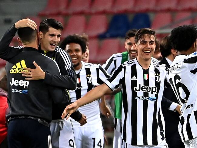 Los jugadores de la Juventus festejan al final del partido su clasificación a la Liga de Campeones.