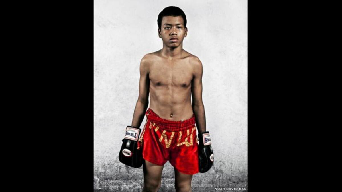 Jóvenes combatientes de boxeo tailandés entrenan en un campo de entrenamiento de Bangkok, situado en uno de los barrios marginales de la capital de Tailandia