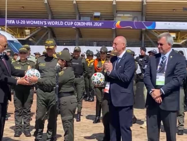 En un acto de protocolo y representación, la general Olga Patricia Salazar entregó el balón de ‘la seguridad’ al ministro Iván Velásquez.
