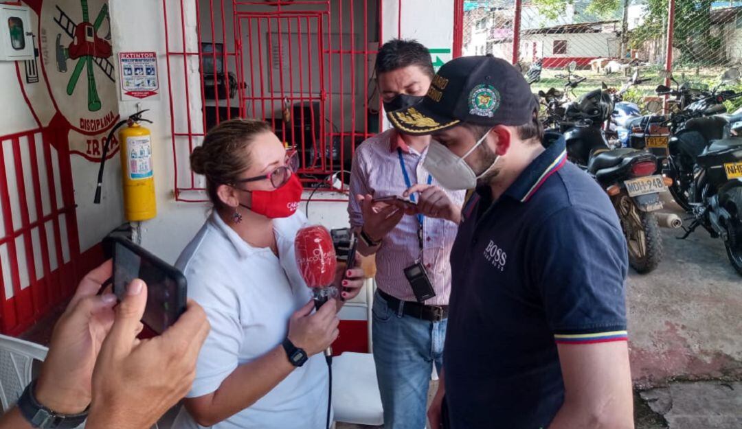 Secretario de Gobierno de Caldas, Jhon Jairo Castaño Flórez y el equipo de Caracol Radio