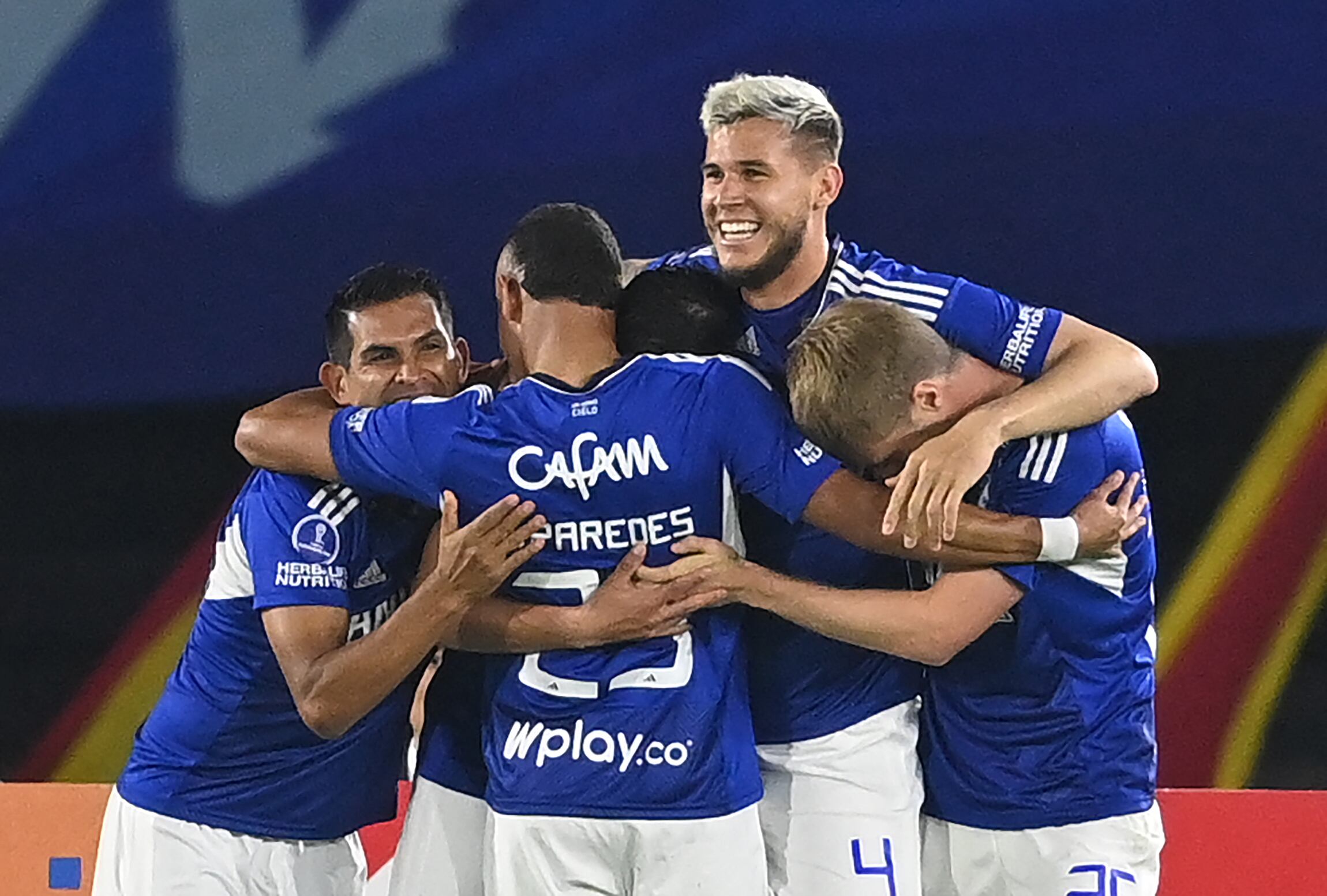 Los jugadores de Millonaros festejan uno de sus tres goles ante Peñarol. (Photo by Juan BARRETO / AFP) (Photo by JUAN BARRETO/AFP via Getty Images)