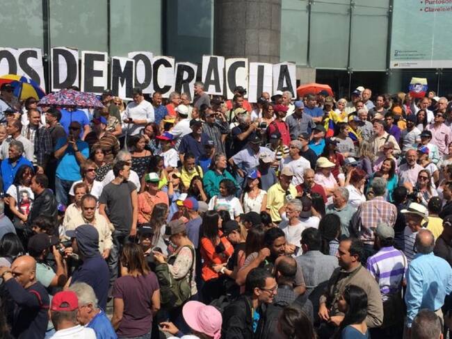 Venezolanos en medio de protestas sociales. 