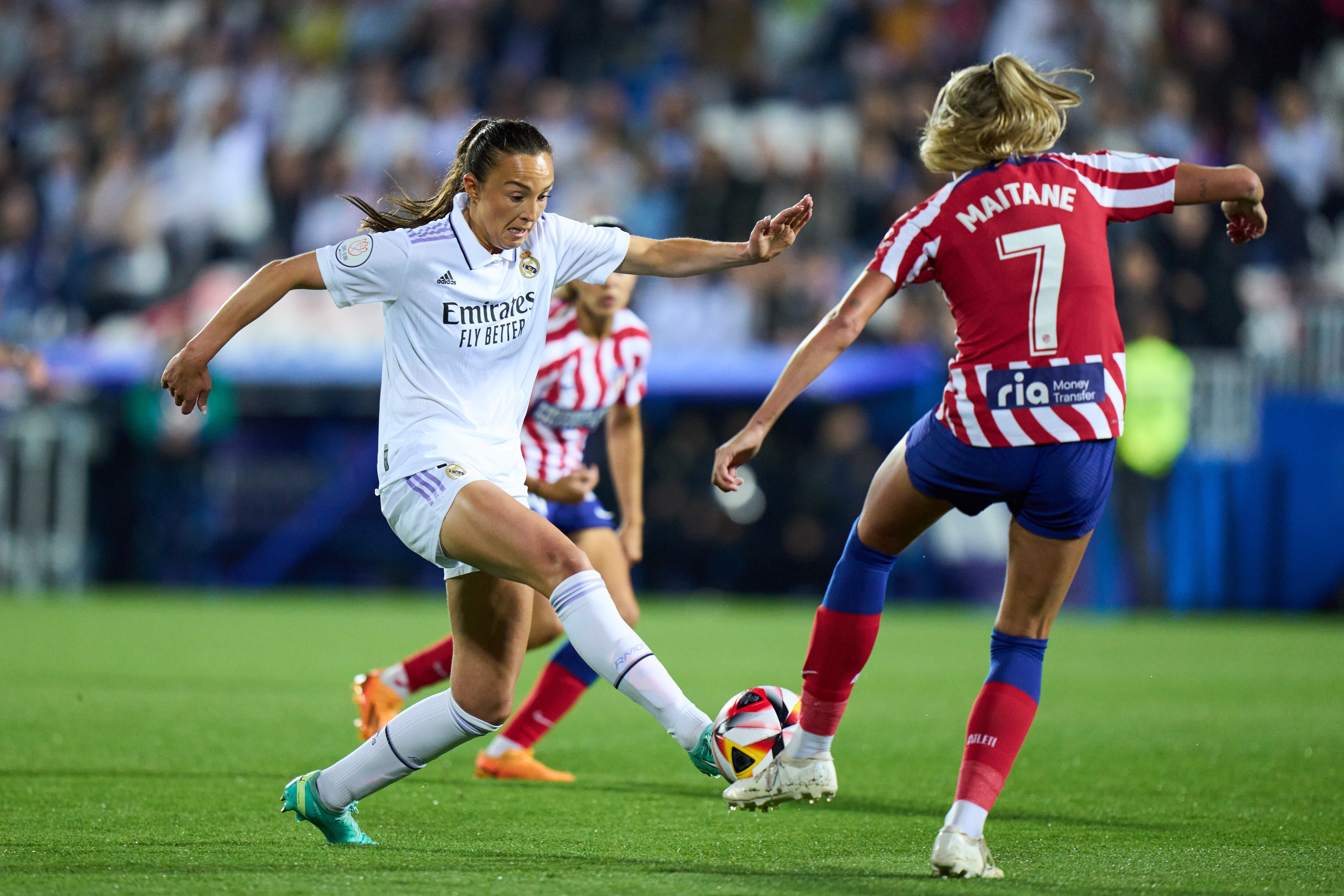 Caroline Weir del Real Madrid en un duelo con Maitane Lopez del Atletico de Madrid durante la final de la Copa de la Reina.  (Photo by Angel Martinez/Getty Images)