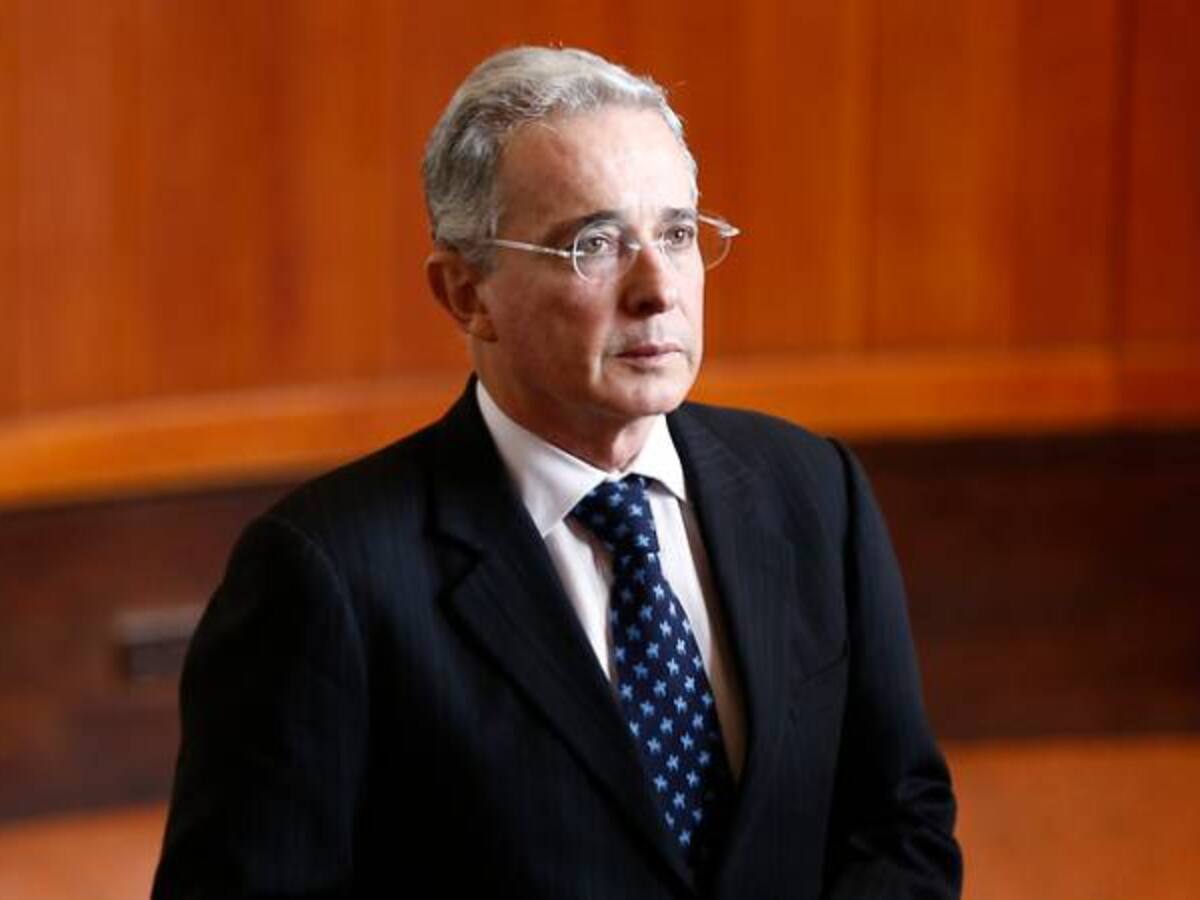 A estudiantes y docentes les he contestado con respeto y argumentos: Uribe