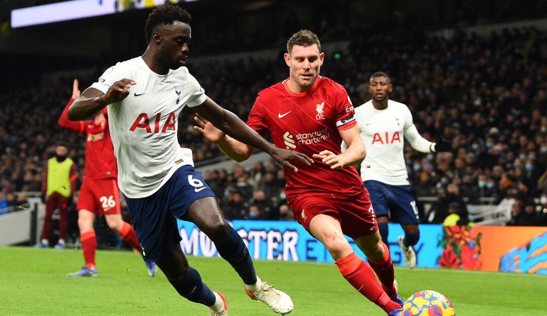 Dávinson Sánchez marcando a James Milner.