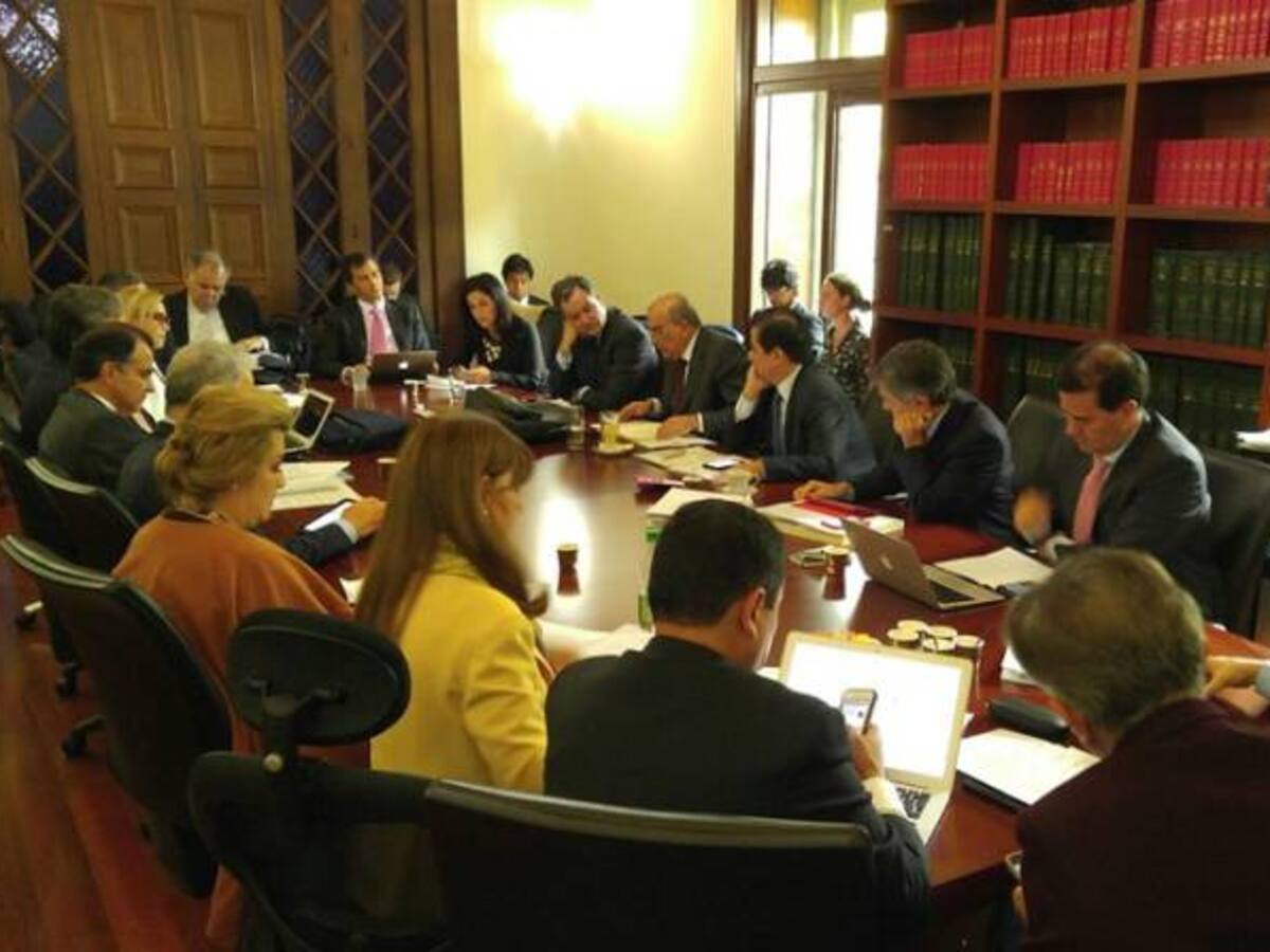 Jueves 3:00 pm nueva reunión entre el Gobierno y el uribismo