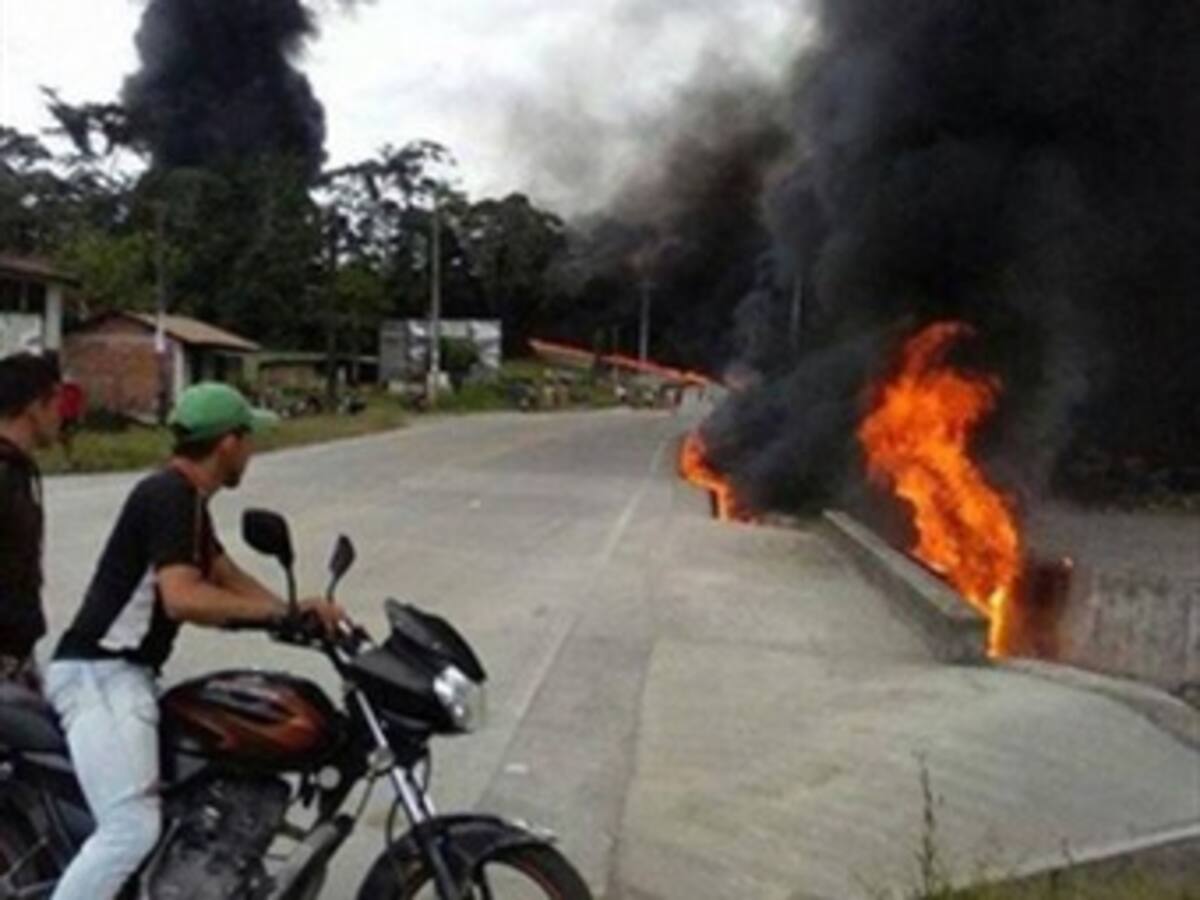 Atentado a oleoducto genera fuerte incendio en La Hormiga, Putumayo