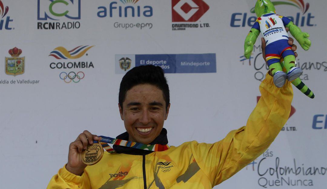 Aldemar Reyes celebra con la medalla de oro de los Juegos Bolivarianos.