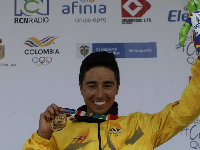 Aldemar Reyes celebra con la medalla de oro de los Juegos Bolivarianos.