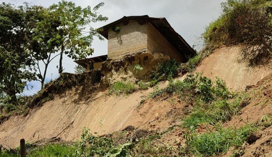 Este es el panorama de una de las casas que están en riesgo. 