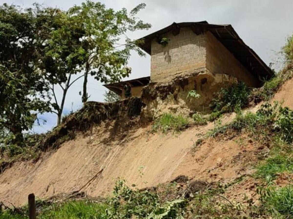 800 familias de la zona rural de Rovira están incomunicadas