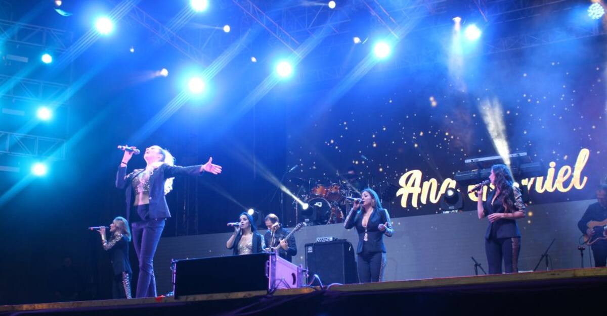 Sin importar la lluvia, las personas disfrutaron y cantaron junto con Mujeres a la Plancha.