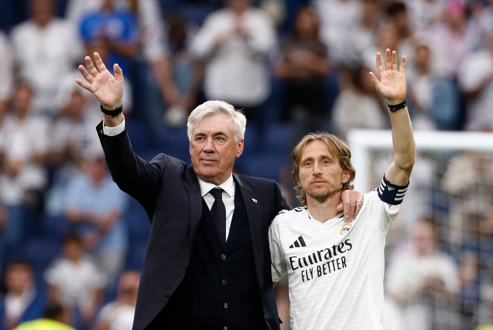 Tanto Carlo Ancelotti (i) como Luka Modric (d) le pusieron fin a su etapa en el Real Madrid. EFE/ Daniel González